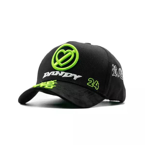 Gorra P.N.T.E vista en ángulo lateral izquierdo Gorra negra P.N.T.E Dandy Hats con logo corazón verde, texto Dandy y número 24