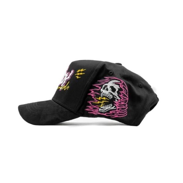 Gorra Records Black diseño lateral izquierdo Detalle de calavera con rayos en hilo rosa y amarillo