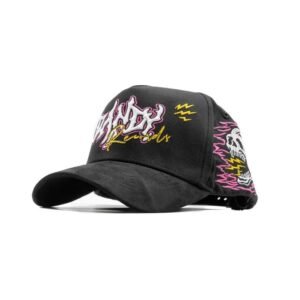 Vista en ángulo que muestra bordado lateral y visera curvada