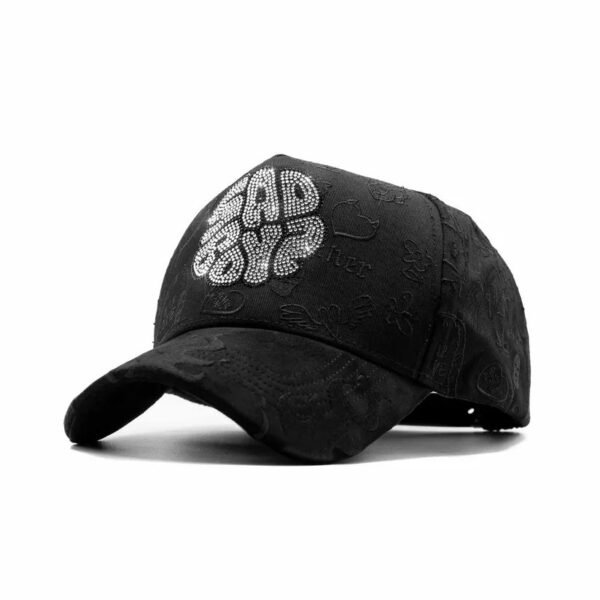 Gorra Sad Boyz - Vista Frontal Diagonal con Pedrería Vista 3/4 de la gorra mostrando el logo frontal “$AD BOYZ” en cristales y diseño tonal completo.