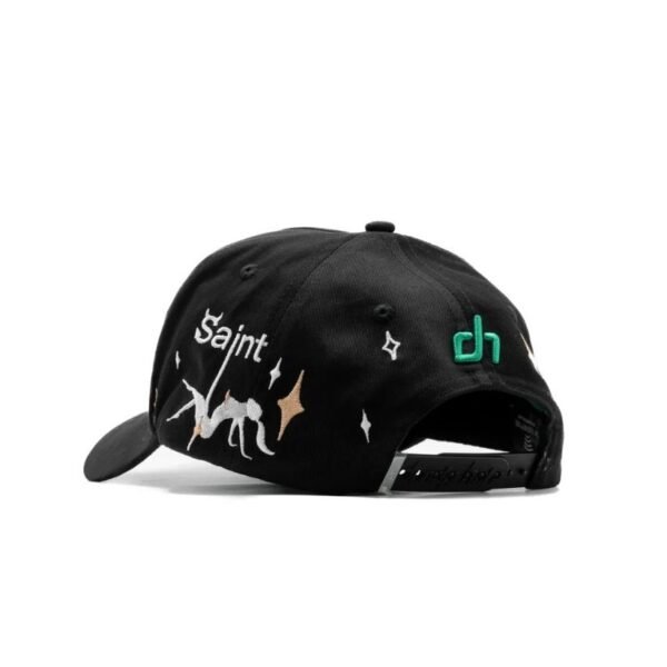 Gorra The Dandy Club – Parte trasera con logotipo DH Parte trasera de la gorra con bordado “Saint” y letras DH en verde