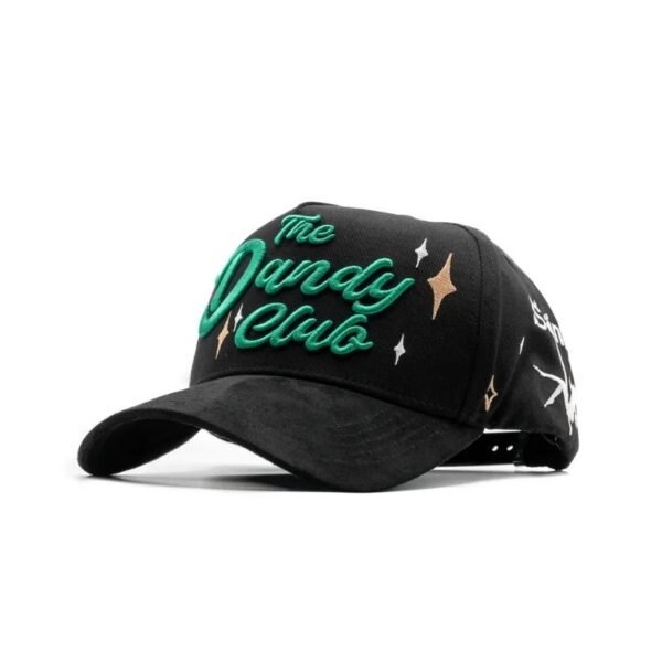 Gorra The Dandy Club – Vista en ángulo derecho Gorra con diseño bordado “The Dandy Club” y detalles brillantes, vista diagonal derecha