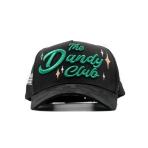Gorra negra con bordado “The Dandy Club” en verde vista de frente