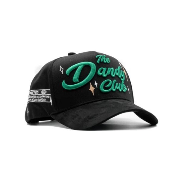 Gorra The Dandy Club – Vista frontal diagonal izquierda Gorra negra estilo retro vista en ángulo con bordado verde y detalles decorativos