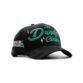 Gorra negra estilo retro vista en ángulo con bordado verde y detalles decorativos