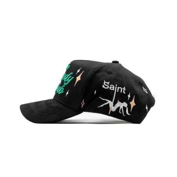 Gorra The Dandy Club – Vista lateral con bordado “Saint” Lado derecho de la gorra con bordado “Saint” y figura artística blanca