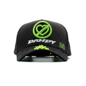 Vista frontal de la gorra P.N.T.E en negro con bordados verdes y blancos de Dandy Hats y Fuerza Regida