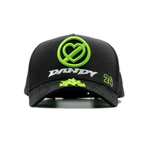 Gorra negra P.N.T.E Dandy Hats x Fuerza Regida vista frontal Vista frontal de la gorra P.N.T.E en negro con bordados verdes y blancos de Dandy Hats y Fuerza Regida
