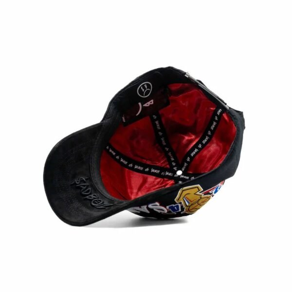 Interior de la Gorra Dandy “Como Jordan” - Forro Rojo Interior con forro satinado rojo, cinta personalizada y logo Sad Boyz bordado bajo la visera.