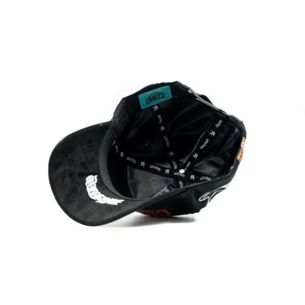 Interior de la gorra Canelo x Dandy Hats Interior de la gorra con etiqueta “Team Canelo” y cintas personalizadas