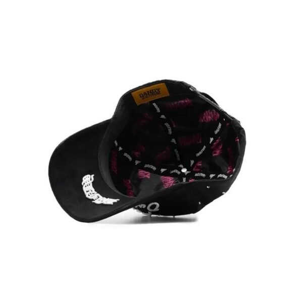 Interior de la gorra Dandy Hats “For All Our Haters” con acabado personalizado Vista interior de la gorra “For All Our Haters” con forro de marca y etiqueta Dandy Hats