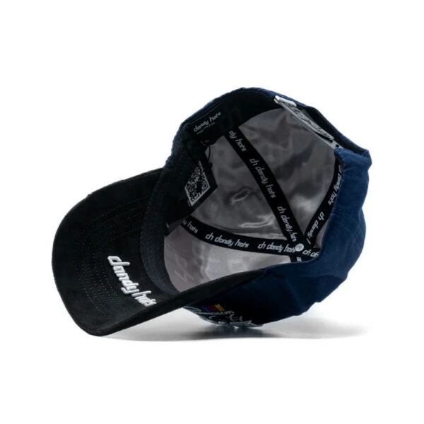 Interior de la gorra Dandy Hats Motorsports Blue con cinta personalizada Vista interior de la gorra Dandy Hats con forro claro y cinta con logotipo en negro