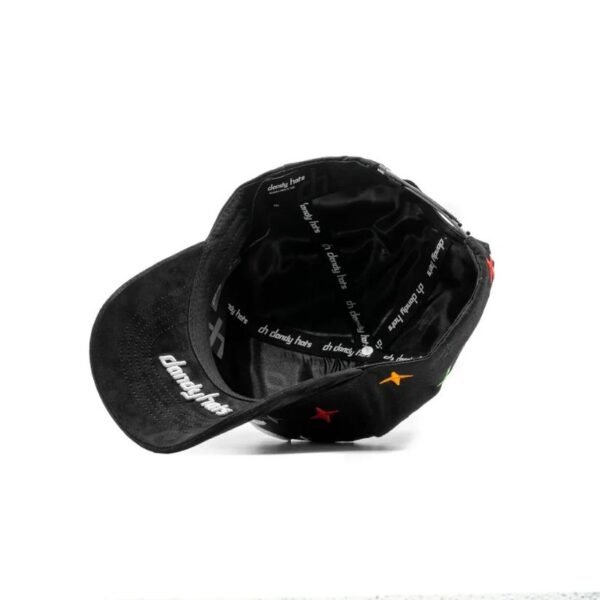 Interior de la gorra Dandy Hats con cinta personalizada Interior de gorra negra Dandy Hats con forro satinado y cinta con logo