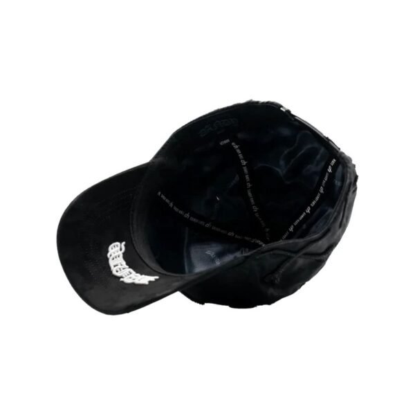 Interior satinado de la gorra Dandy Hats Deathrow con detalles personalizados Vista del interior negro satinado de la gorra Dandy Hats Deathrow con bordado bajo visera