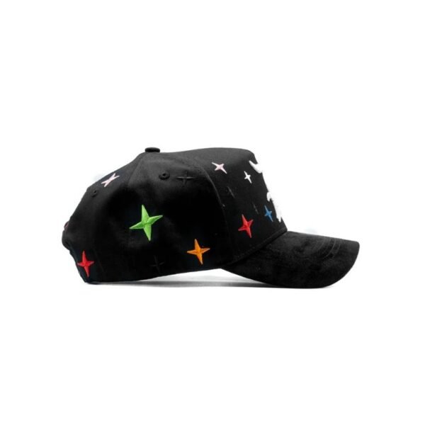 Lado derecho de gorra Dandy Hats con estrellas multicolor Gorra negra con estrellas bordadas en verde, naranja y rojo sobre fondo negro