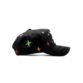Gorra negra con estrellas bordadas en verde, naranja y rojo sobre fondo negro