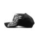Vista lateral derecha de la gorra negra DANDY HATS con calavera bordada y llamas blancas