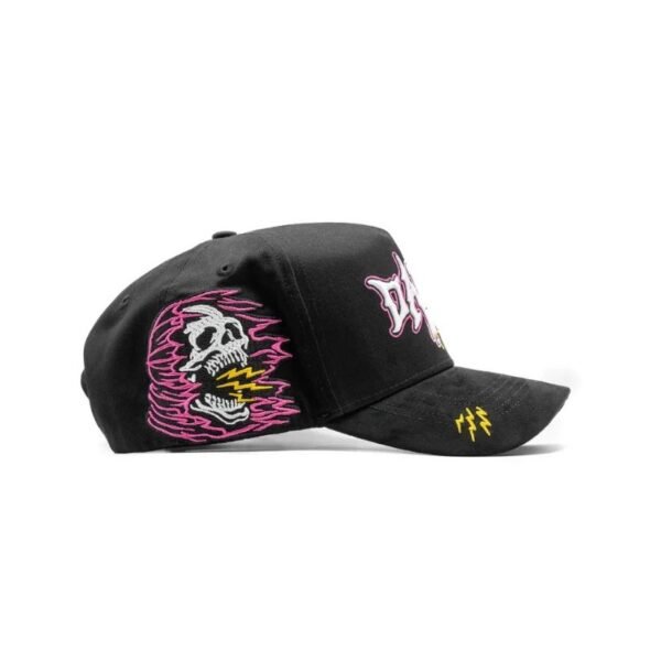 Lado derecho de la gorra Records Black Diseño completo de calavera y rayos bordados sobre fondo negro