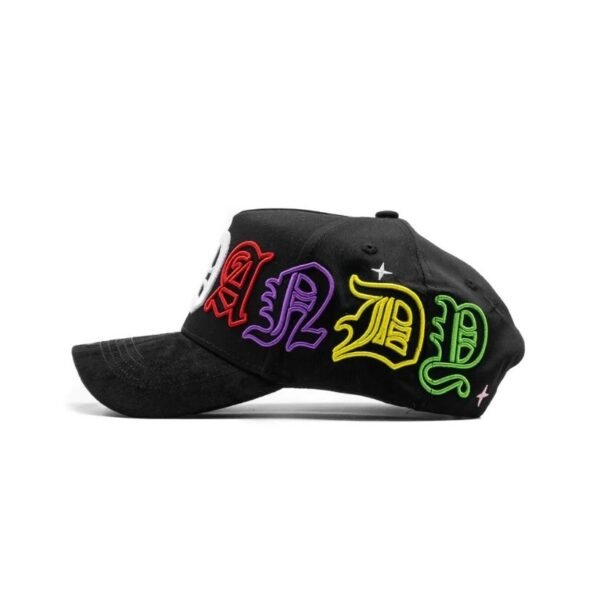 Lado izquierdo de gorra Dandy Hats con diseño “DANDY” completo Bordado completo de la palabra “DANDY” en letras grandes y coloridas sobre gorra negra