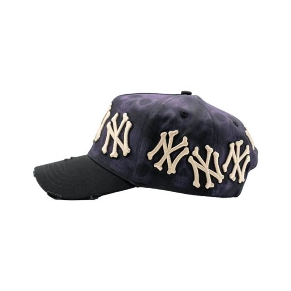 Lateral izquierdo NY Skelly Vista lateral izquierda de la gorra NY Skelly con patrón de huesos en 3D