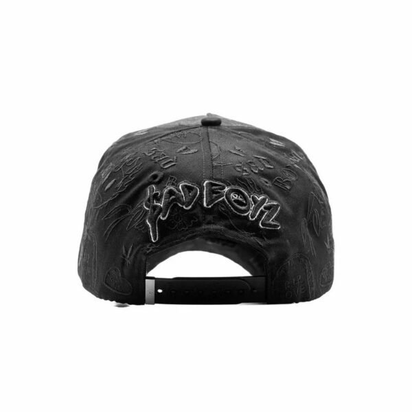 Parte Trasera de Gorra “$AD BOYZ” - Bordado Exclusivo Vista trasera de la gorra con bordado negro “$AD BOYZ” y patrón gráfico grabado en toda la superficie.
