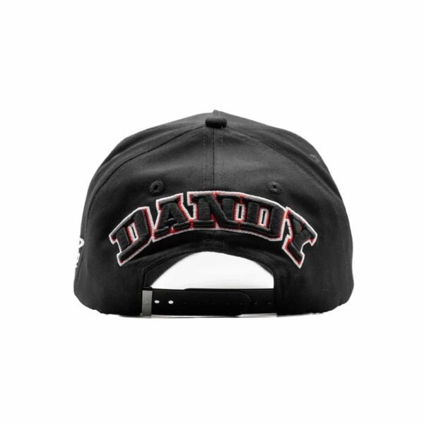 Parte Trasera de Gorra “Como Jordan” - Logo DANDY Vista trasera con logo DANDY bordado en rojo y blanco sobre negro, con cierre snapback ajustable.
