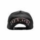 Vista trasera con logo DANDY bordado en rojo y blanco sobre negro, con cierre snapback ajustable.