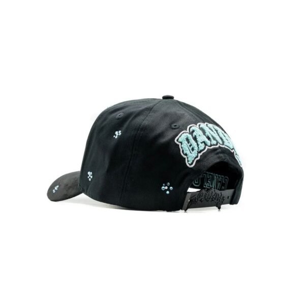 Parte trasera de la gorra CA Tiffany Vista trasera con texto “DANDY” bordado y cierre ajustable