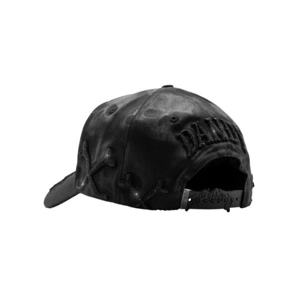 Parte trasera de la gorra Dandy Hats Deathrow con logo Dandy bordado Parte trasera de gorra negra Dandy Hats Deathrow con bordado DANDY y huesos cruzados