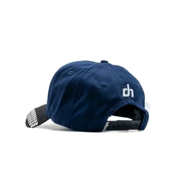 Parte trasera de la gorra Dandy Hats Motorsports Blue con logotipo “dh” bordado Cierre ajustable y logotipo bordado en la parte posterior de gorra azul Dandy Hats estilo motorsport