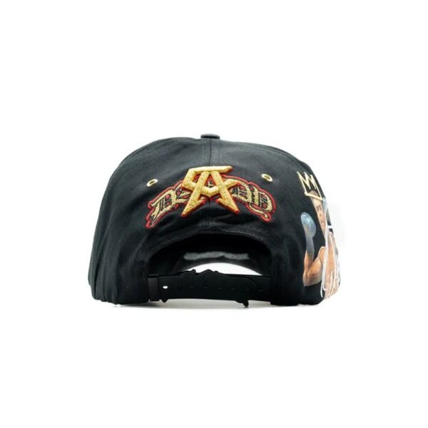 Parte trasera de la gorra Dandy x Canelo Vista posterior de gorra con logo bordado de Canelo en dorado y rojo