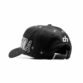 Parte posterior de la gorra negra con logotipo “dh” y cierre ajustable