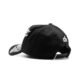 Parte trasera de la gorra negra DANDY HATS con cierre ajustable y logo bordado "dh"