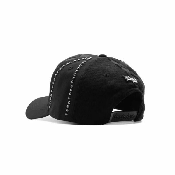 Parte trasera gorra Dandy Hats x LA Favoritas Vista trasera de gorra negra con detalles metálicos y cierre snapback