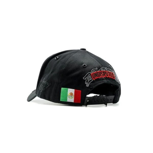 Parte trasera izquierda con bandera y texto bordado Vista del reverso de la gorra Canelo con bandera de México