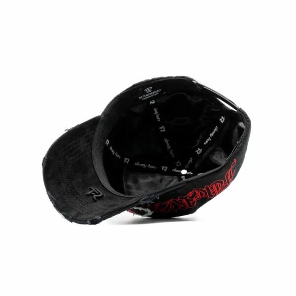 Vista Lateral Derecha Gorra Distressed con Tipografía Costado derecho con palabra REGIDA bordada en rojo sobre fondo negro y detalles vintage.