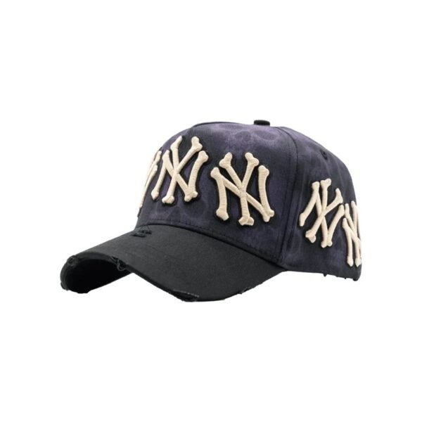 Vista angular NY Skelly negra Vista angular de la gorra NY Skelly mostrando visera curva y bordados frontales
