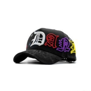 Gorra negra Dandy Hats con bordado en letras góticas de colores vista en ángulo