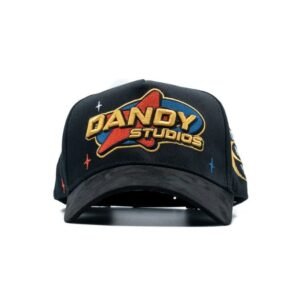 Gorra Dandy Galaxy Studios vista frontal con logo espacial bordado en tonos dorado, rojo y azul