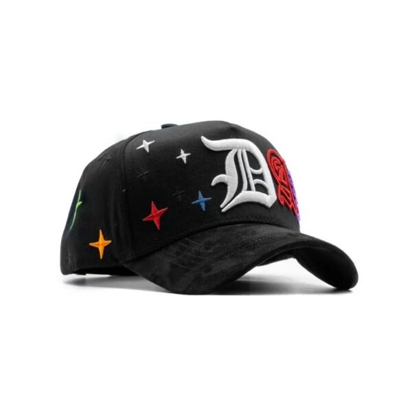 Vista frontal lateral de gorra Dandy Hats con detalles coloridos Primer plano lateral de gorra Dandy Hats con letras góticas blancas y rojas