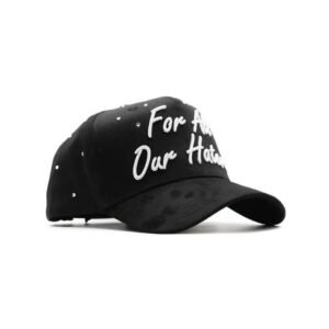 Gorra negra con bordado blanco “For All Our Haters” vista en ángulo lateral derecho
