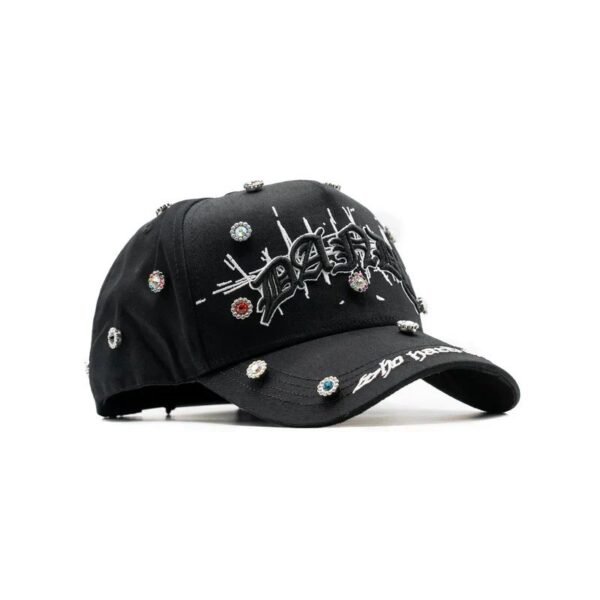 Vista lateral derecha de la gorra Dandy x Lil Baby Vista diagonal derecha mostrando el diseño bordado frontal y pedrería