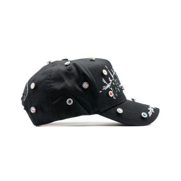Vista lateral izquierda de la gorra Bling Lado izquierdo de la gorra con cristales incrustados