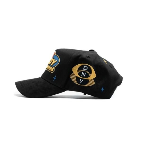 Vista lateral izquierda de la gorra con bordado “DNY” Detalle lateral izquierdo de la gorra Dandy Galaxy Studios con símbolo “DNY” bordado en dorado y negro