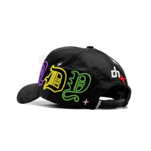 Vista trasera lateral de la gorra Dandy Hats con bordado multicolor Parte trasera de gorra Dandy Hats mostrando letras góticas y logo dh en negro