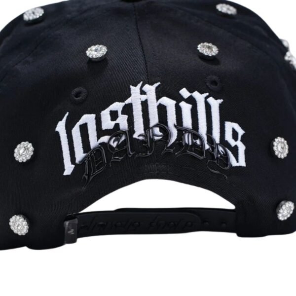 Detalle bordado trasero Lost Hills Vista cercana del bordado “Lost Hills” y detalles brillantes en la parte trasera de la gorra