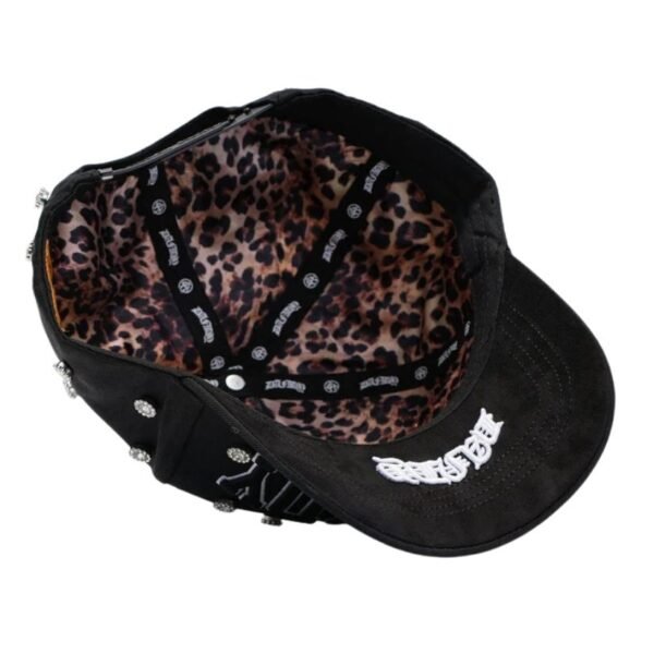 Detalle interior de la visera con bordado Bordado decorativo en el interior de la visera con estampado animal print de fondo