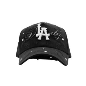 Vista frontal de la gorra negra Sunset BLVD con detalles bordados y logotipo "LA" en blanco, colaboración exclusiva de DandyWood.
