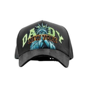 Gorra negra con diseño bordado de la Estatua de la Libertad y letras "DANDY NEW YORK" en el panel frontal.