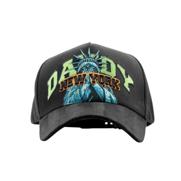 Gorra negra con diseño bordado de la Estatua de la Libertad y letras "DANDY NEW YORK" en el panel frontal.